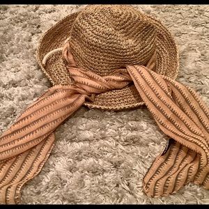 Straw beige sun hat with bow around brim